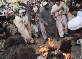(2)3 demonstrators killed in antigovernment rally